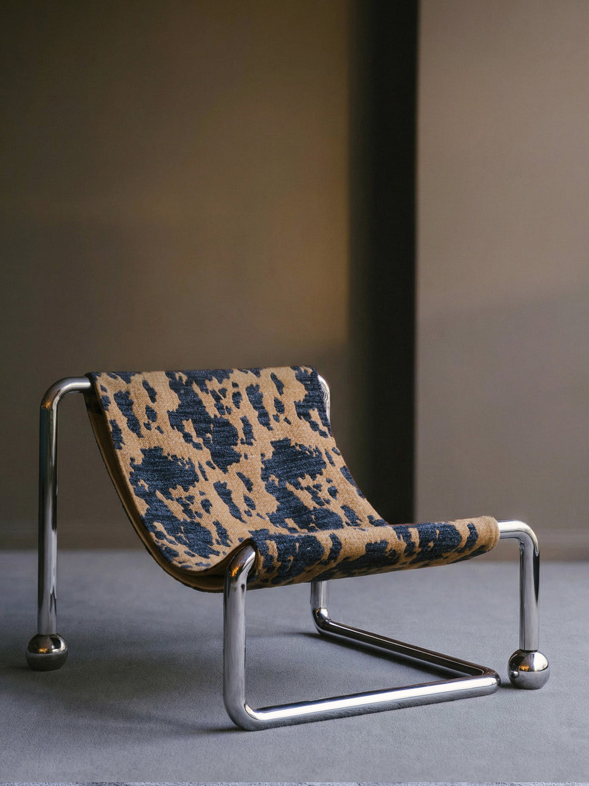 ORBIT ARMCHAIR
